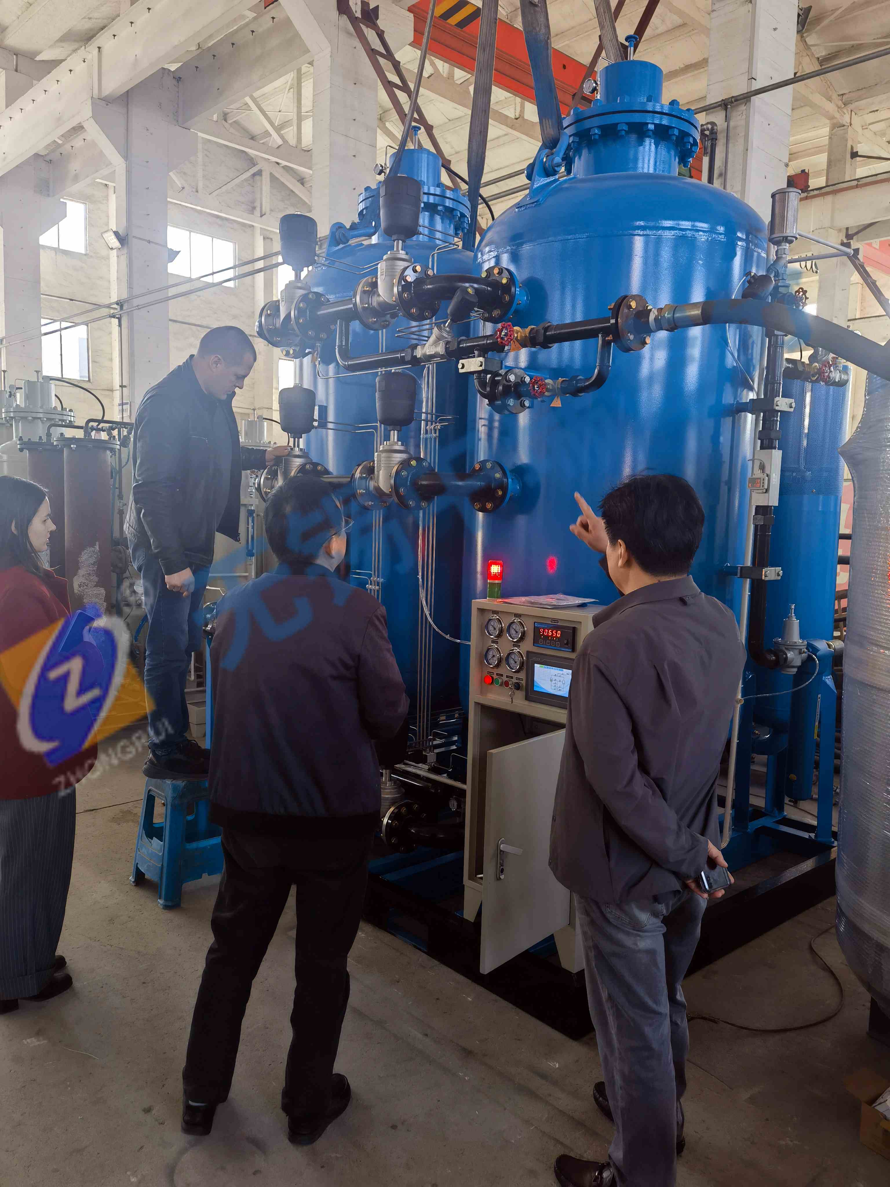 國外客戶在中瑞工廠驗(yàn)收2臺(tái)大型高純度制氮機(jī)， 準(zhǔn)備發(fā)貨出運(yùn)